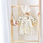 בגד גוף חגיגי נסיכותי, תחרה, כולל כובע.